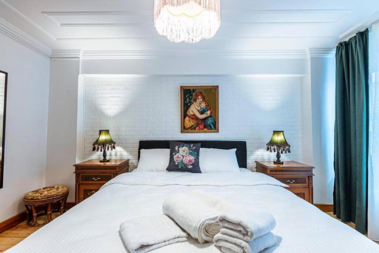 Historical 4-Br Home Steps From Besiktas Stadium & Bosphorus Views - Prime Nisantasi Location! Истанбул Екстериор снимка