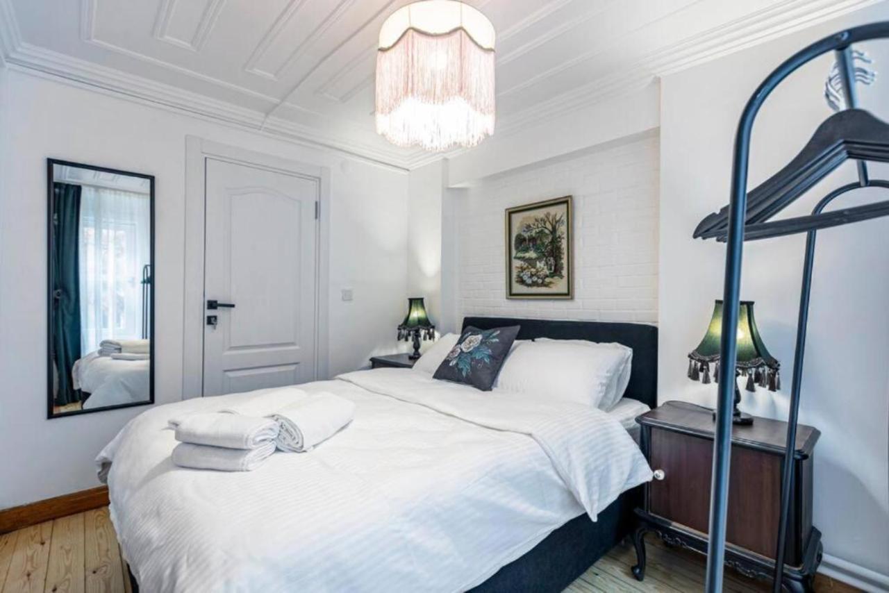Historical 4-Br Home Steps From Besiktas Stadium & Bosphorus Views - Prime Nisantasi Location! Истанбул Екстериор снимка